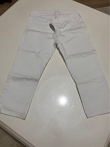 Beyaz pantolon kapri