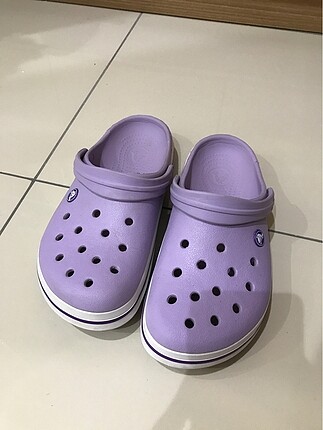 Lila crocs
