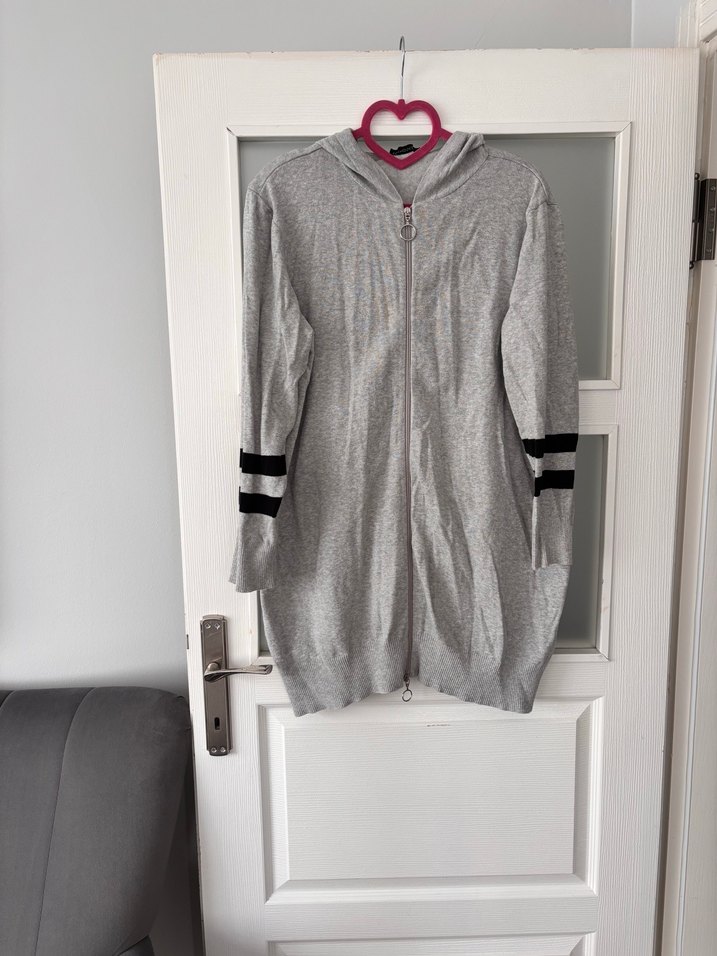 Gri Kapüşonlu Spor Kesim Kadın hırka - Görsel 2