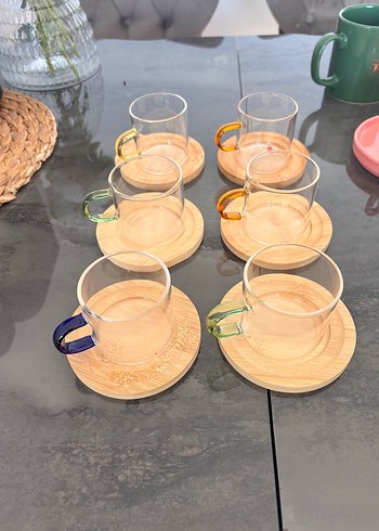 Renkli Kulplu Cam Fincan Seti ve Ahşap Altlıklar - Görsel 3