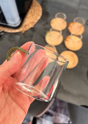 Renkli Kulplu Cam Fincan Seti ve Ahşap Altlıklar - Görsel 6