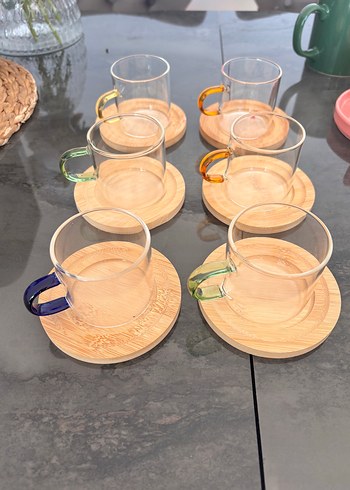 Renkli Kulplu Cam Fincan Seti ve Ahşap Altlıklar - Görsel 4
