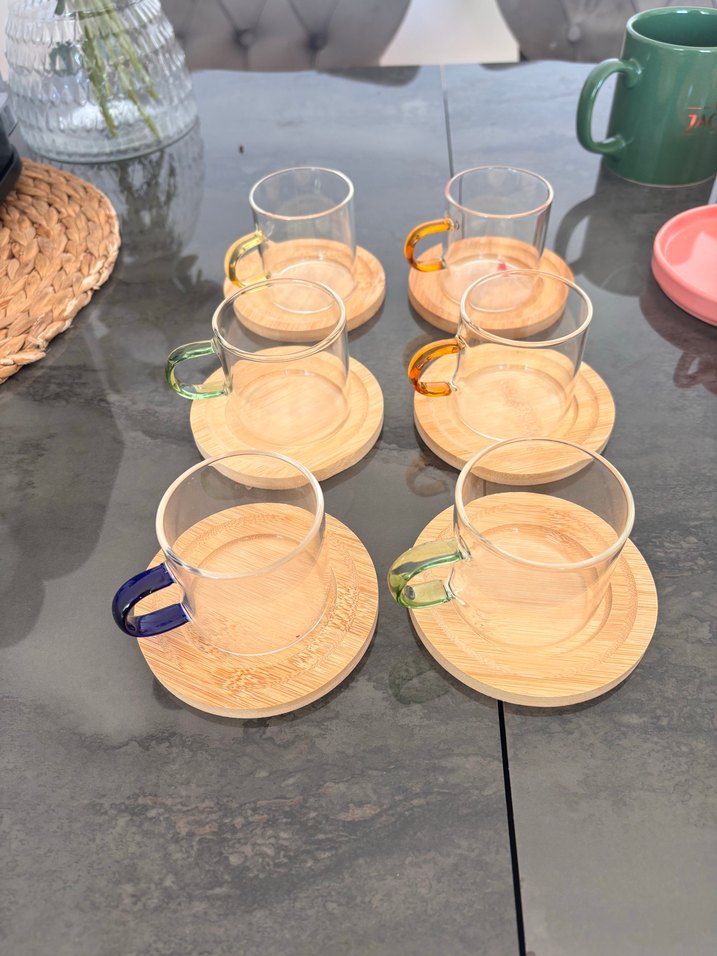 Renkli Kulplu Cam Fincan Seti ve Ahşap Altlıklar - Görsel 3