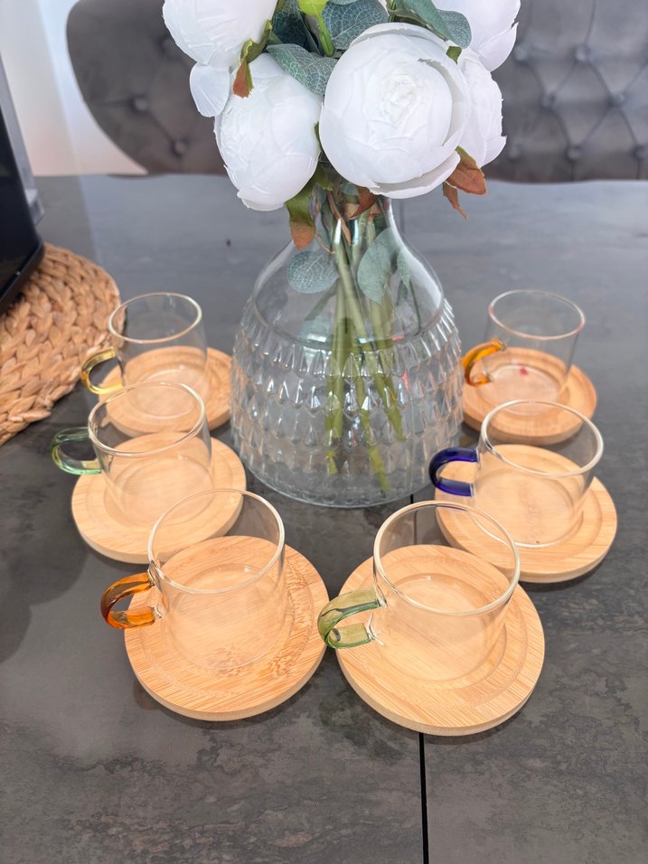 Renkli Kulplu Cam Fincan Seti ve Ahşap Altlıklar - Görsel 2