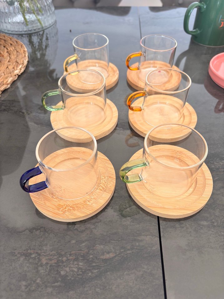 Renkli Kulplu Cam Fincan Seti ve Ahşap Altlıklar - Görsel 4