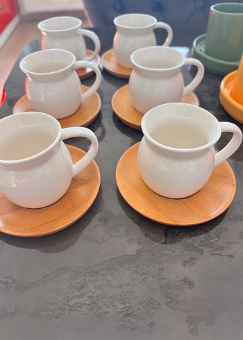 Beyaz Kulplu Fincan Seti ve Ahşap Altlıklar - Görsel 8