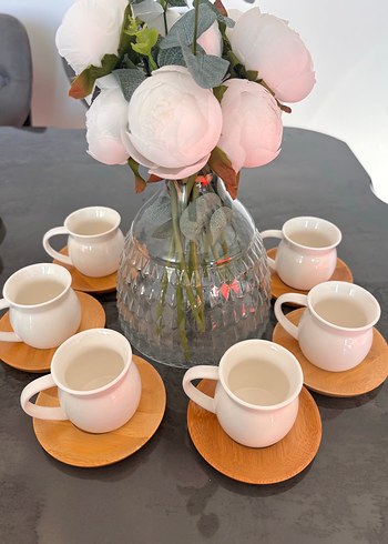 Beyaz Kulplu Fincan Seti ve Ahşap Altlıklar - Görsel 2