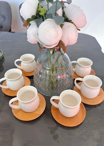 Beyaz Kulplu Fincan Seti ve Ahşap Altlıklar - Görsel 3