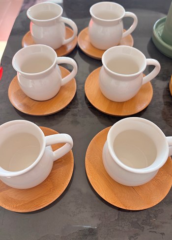 Beyaz Kulplu Fincan Seti ve Ahşap Altlıklar - Görsel 4