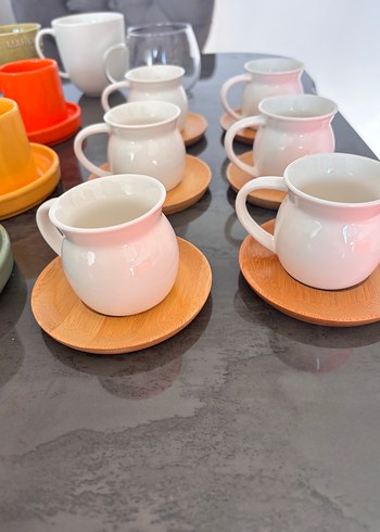 Beyaz Kulplu Fincan Seti ve Ahşap Altlıklar - Görsel 5