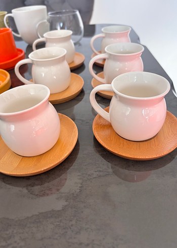 Beyaz Kulplu Fincan Seti ve Ahşap Altlıklar - Görsel 6