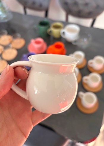 Beyaz Kulplu Fincan Seti ve Ahşap Altlıklar - Görsel 7