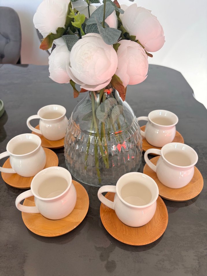 Beyaz Kulplu Fincan Seti ve Ahşap Altlıklar - Görsel 2