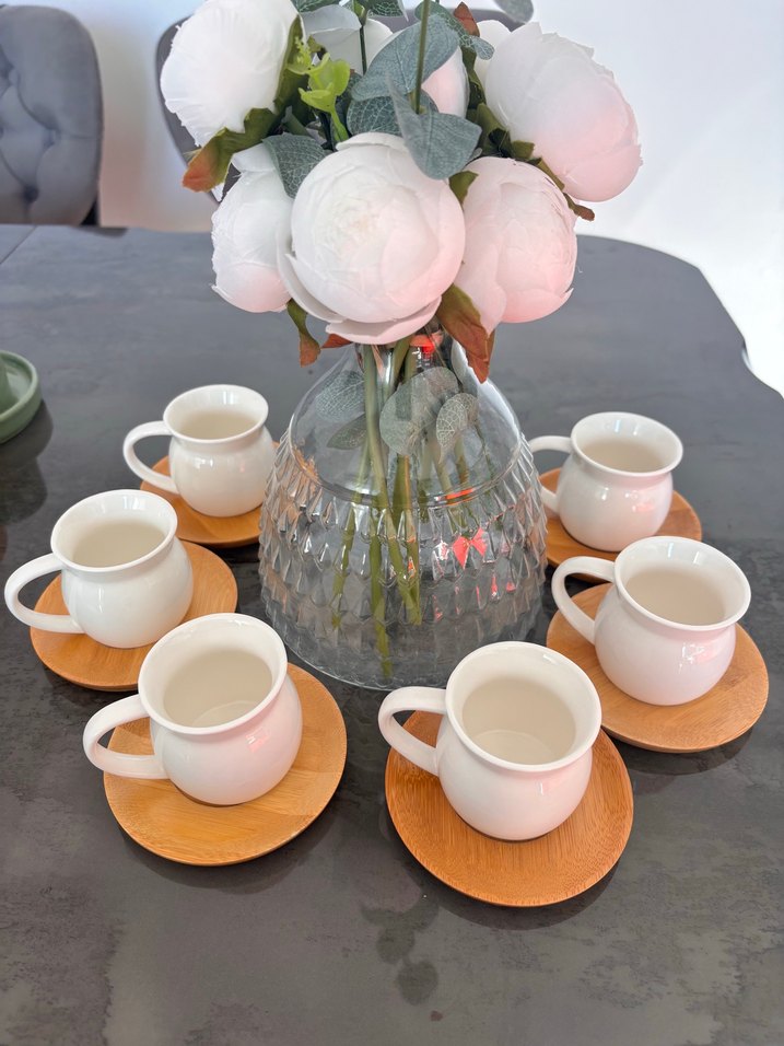 Beyaz Kulplu Fincan Seti ve Ahşap Altlıklar - Görsel 3
