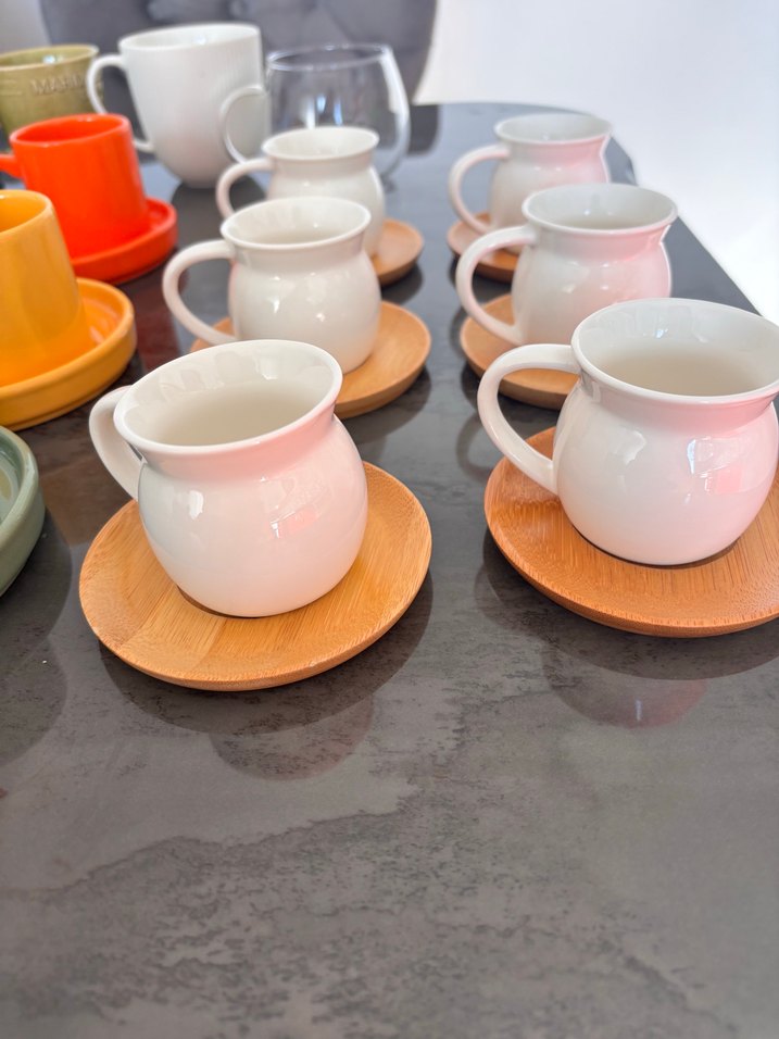 Beyaz Kulplu Fincan Seti ve Ahşap Altlıklar - Görsel 5
