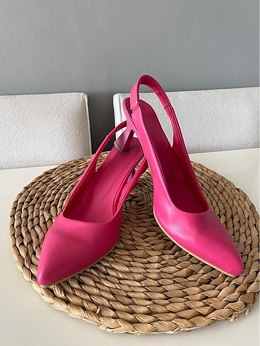 Pembe topuklu ayakkabı