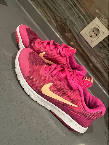 Nike pembe spor
