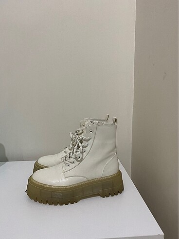 36 Beden beyaz Renk Bershka bot