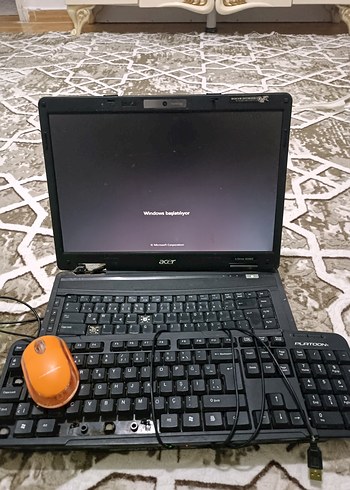 Siyah Acer Dizüstü Bilgisayar ve Klavye - Görsel 2