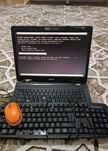 Siyah Acer Dizüstü Bilgisayar ve Klavye - Görsel 3