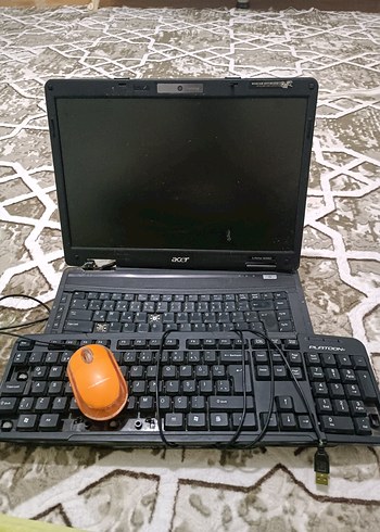 Siyah Acer Dizüstü Bilgisayar ve Klavye - Görsel 4