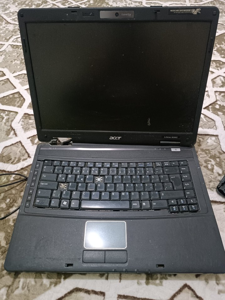 Siyah Acer Dizüstü Bilgisayar ve Klavye - Görsel 5