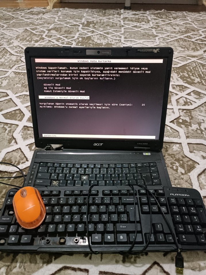 Siyah Acer Dizüstü Bilgisayar ve Klavye - Görsel 3