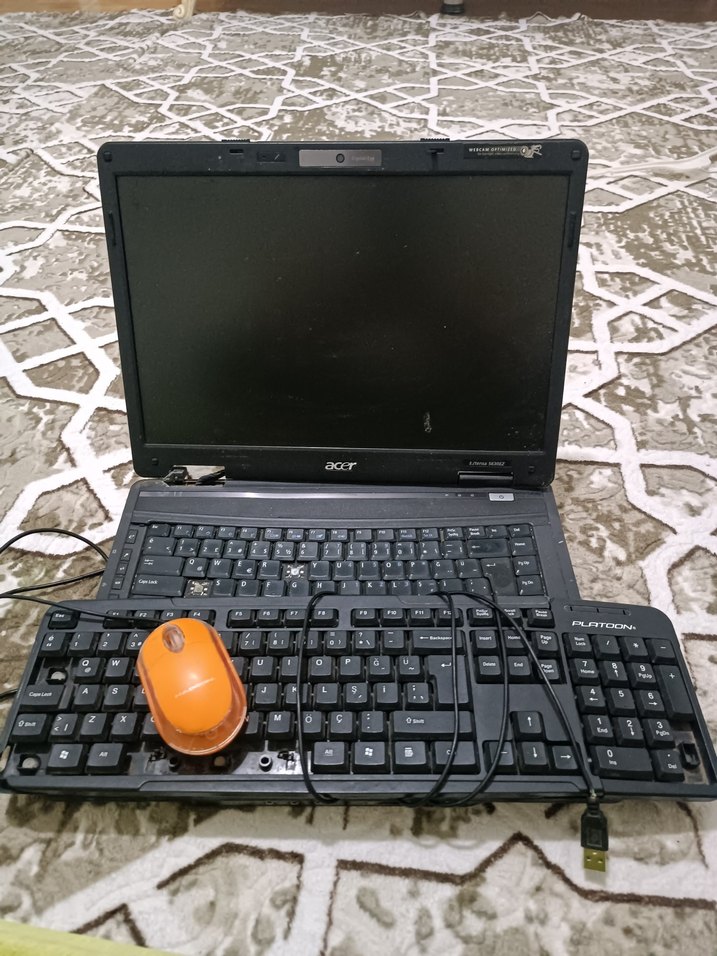 Siyah Acer Dizüstü Bilgisayar ve Klavye - Görsel 4