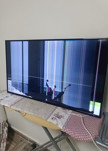 Çizikli ve Hasarlı Ekranlı Çok Renkli Monitör - Görsel 2