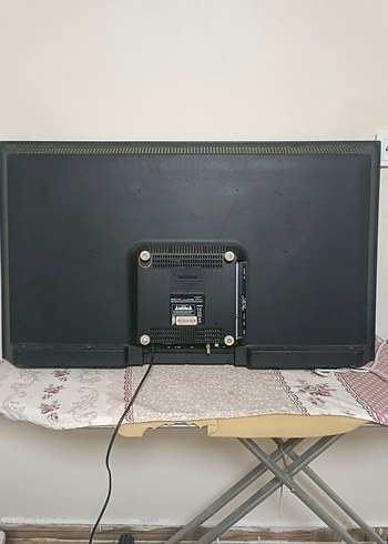 Çizikli ve Hasarlı Ekranlı Çok Renkli Monitör - Görsel 4