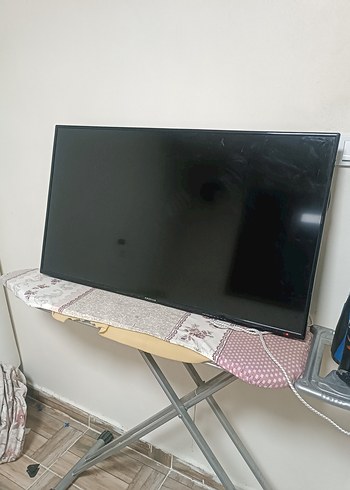 Çizikli ve Hasarlı Ekranlı Çok Renkli Monitör - Görsel 3