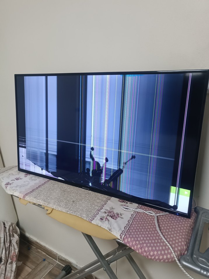 Çizikli ve Hasarlı Ekranlı Çok Renkli Monitör - Görsel 2