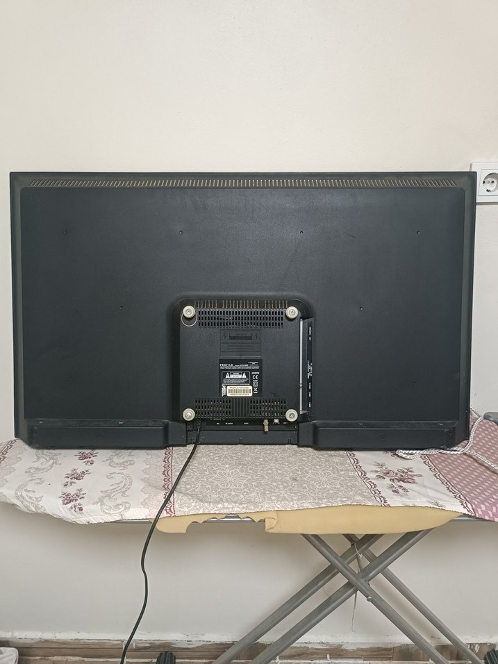 Çizikli ve Hasarlı Ekranlı Çok Renkli Monitör - Görsel 4