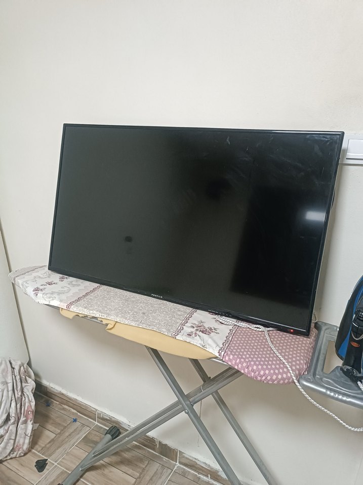 Çizikli ve Hasarlı Ekranlı Çok Renkli Monitör - Görsel 3