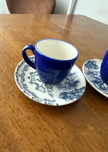 Koyu Mavi İki Fincan ve Desenli Tabaklar - Görsel 2