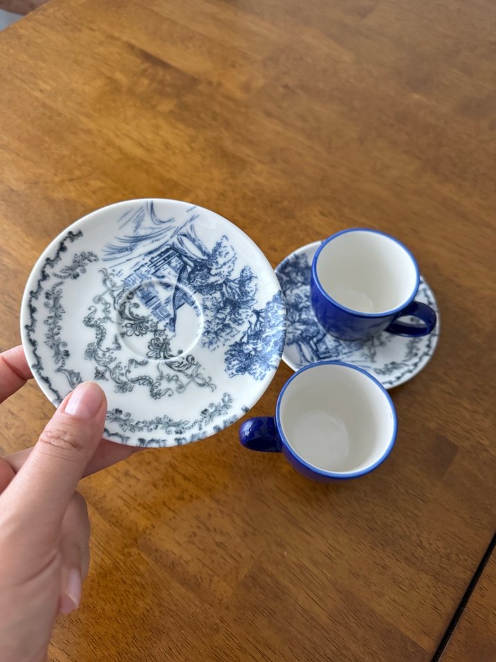 Koyu Mavi İki Fincan ve Desenli Tabaklar - Görsel 3