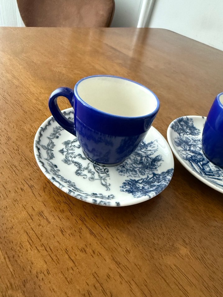 Koyu Mavi İki Fincan ve Desenli Tabaklar - Görsel 2