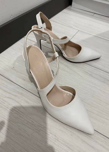 Beyaz Tokalı Stiletto Topuklu Kadın Ayakkabı - Görsel 3