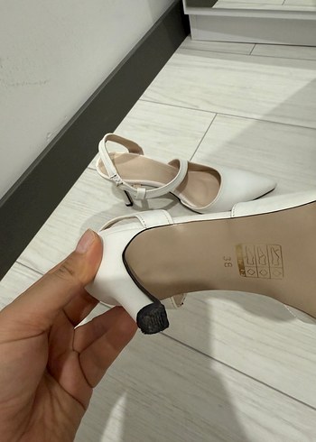 Beyaz Tokalı Stiletto Topuklu Kadın Ayakkabı - Görsel 4