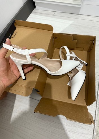 Beyaz Tokalı Stiletto Topuklu Kadın Ayakkabı - Görsel 2