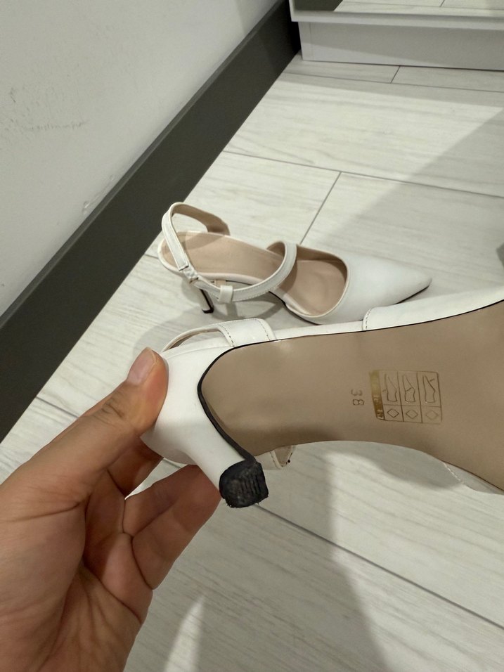 Beyaz Tokalı Stiletto Topuklu Kadın Ayakkabı - Görsel 4