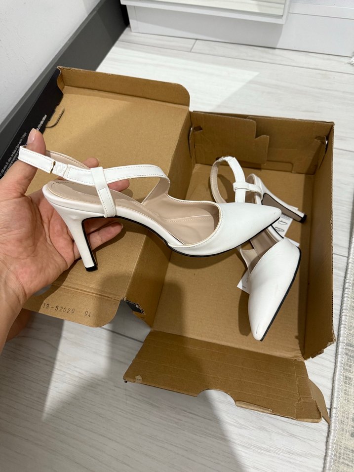 Beyaz Tokalı Stiletto Topuklu Kadın Ayakkabı - Görsel 2