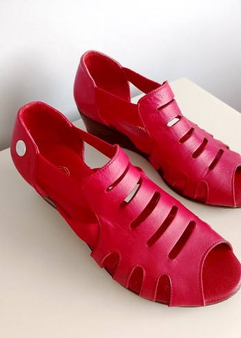 bordo renge yakın bir kırmızı deri - Görsel 2