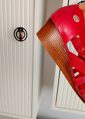 bordo renge yakın bir kırmızı deri - Görsel 6