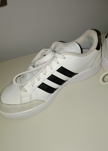 Beyaz Siyah Çizgili Bağcıklı Spor Ayakkabı - Görsel 2