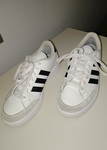 Beyaz Siyah Çizgili Bağcıklı Spor Ayakkabı - Görsel 3