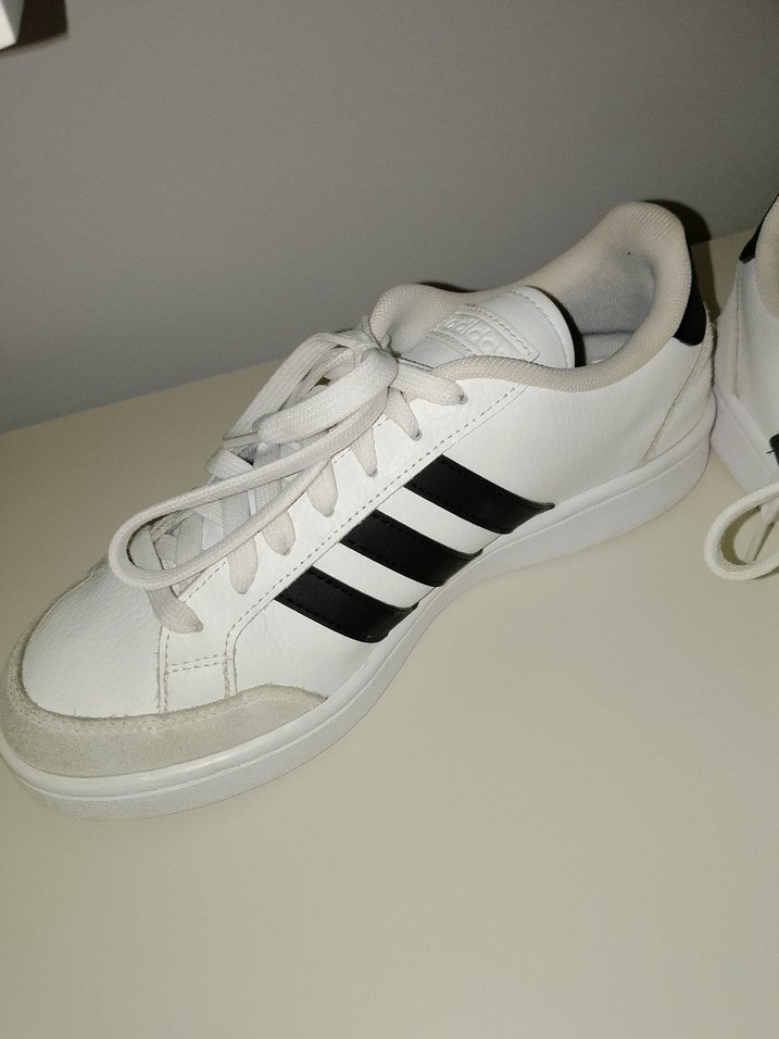 Beyaz Siyah Çizgili Bağcıklı Spor Ayakkabı - Görsel 2