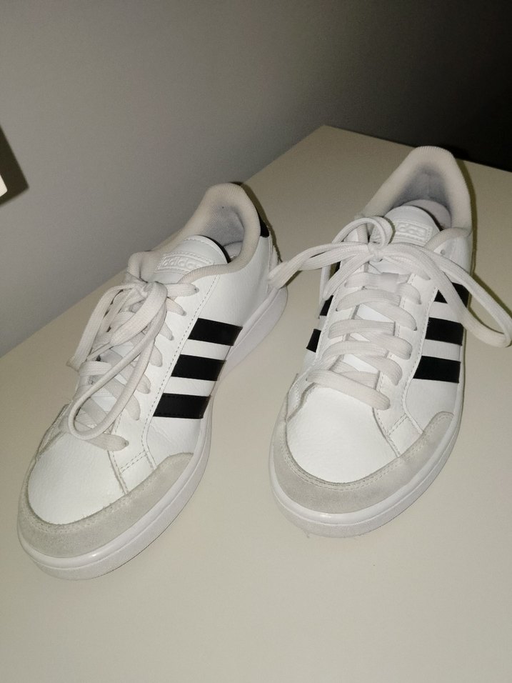 Beyaz Siyah Çizgili Bağcıklı Spor Ayakkabı - Görsel 3