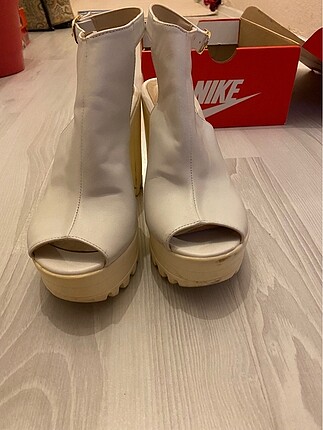 Zara Beyaz topuklu ayakkabı