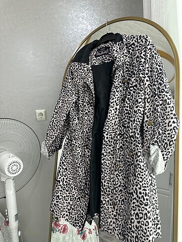 Leopar yağmurluk